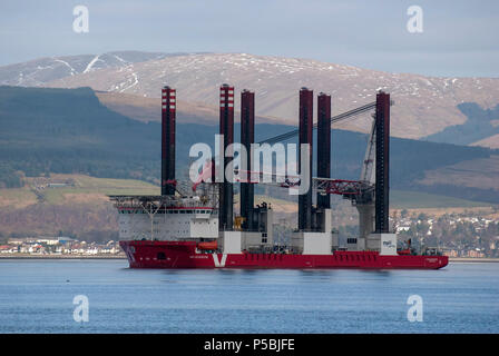 MPI-Abenteuer Wind Turbine Installation Schiff in Fluss Clyde in Schottland Großbritannien Anschluss Seitenansicht M.P.I. Offshore Ltd rot weiß selbst erhebende Wind turbin Stockfoto