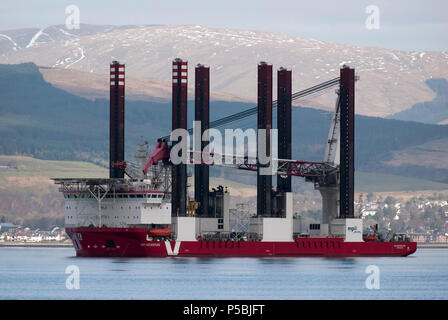 MPI-Abenteuer Wind Turbine Installation Schiff in Fluss Clyde in Schottland Großbritannien Anschluss Seitenansicht M.P.I. Offshore Ltd rot weiß selbst erhebende Wind turbin Stockfoto