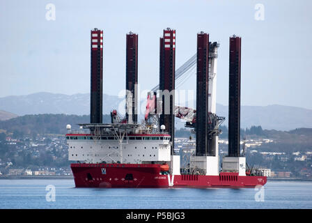 MPI-Abenteuer Wind Turbine Installation Schiff River Clyde in Schottland Großbritannien Anschluss Seitenansicht des MPI Offshore Ltd rot weiß selbst erhebende wind turbine ins Stockfoto