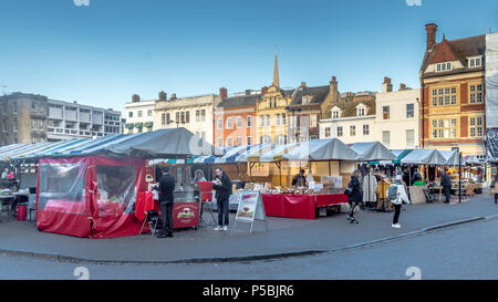 Cambridge, Cambridgeshire, Großbritannien - Oct 23, 2016: Touristische besuchen street Souvenirläden auf dem Marktplatz auf Cambridge auf einem hellen, sonnigen d Stockfoto