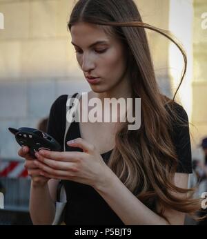 Mailand, Italien. 15 Juni, 2018. Mailand - 15 Juni 2018 Modell auf der Straße während der Mailand Fashion Week: Mauro Del Signore/Pacific Press/Alamy leben Nachrichten Stockfoto