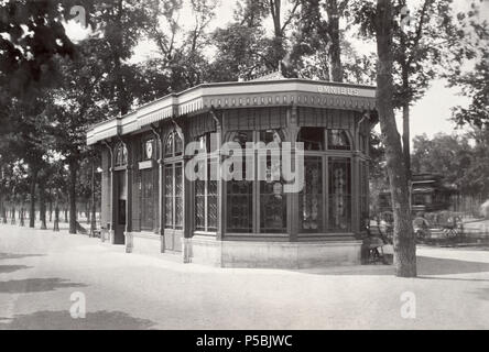 Bureau d'Omnibus de la Cie Gle. Place de la Concorde. Englisch: Zeigt im Büro von General Omnibus Company in der Champs-Elysees, dekorative Rahmen aus Holz und Fenstern, Verkleidung rund um Dach. . Ca. 1865. Charles Marville (1813-1879) Alternative Namen Charles François Bossu Beschreibung der französische Fotograf Geburtsdatum / Tod 17. Juli 1813 vom 1. Juni 1879 Ort der Geburt / Todes Paris Paris arbeiten Ort: Frankreich Authority control: Q 329387 VIAF: 64053703 ISNI: 0000 0001 2136 4768 ULAN: 500022569 82036602 LCCN: n GND: 119309874 WorldCat 326 Charles Marville, Bureau d'Omnibus de la Cie Gle. Pla Stockfoto