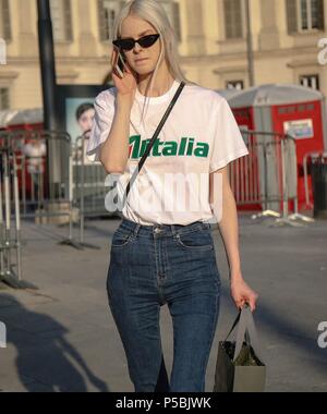 Mailand, Italien. 15 Juni, 2018. Mailand - 15 Juni 2018 Modell auf der Straße während der Mailand Fashion Week: Mauro Del Signore/Pacific Press/Alamy leben Nachrichten Stockfoto