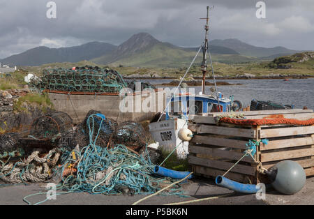 Zum kleinen Hafen Derryinver auf der Connemara Loop, Renvyle Halbinsel die zwölf Pins Bergen Stockfoto