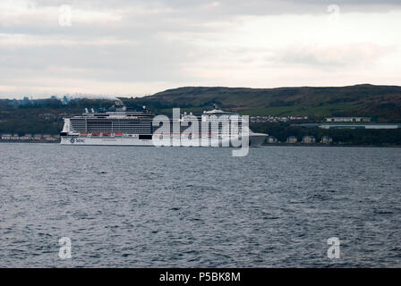 MSC Meraviglia Luxusliner in den Fluss Clyde Steuerbord Blick auf 2107 Malta Malta registrierte bright white Mediterranean Shipping Company Stockfoto