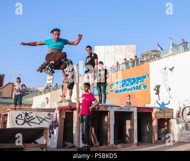 Yahya ist 26 Jahre alt. Er skateboarded spielt und versucht, bei internationalen Turnieren, sowie die Teilnahme an einem Trainingslager außerhalb von Gaza. Stockfoto