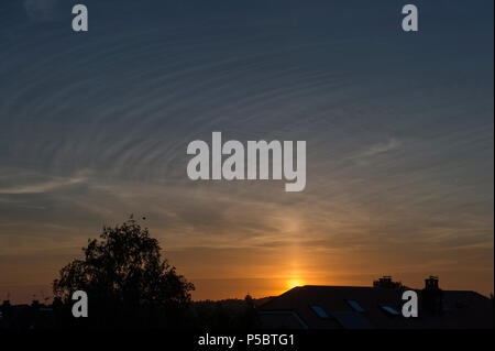 24 Juni 2018, Wimbledon, London, UK. Eine Lichtsäule beginnt bei Sonnenuntergang nach einem Tag der extreme Hitze in London zu bilden. Credit: Malcolm Park/Alamy. Stockfoto