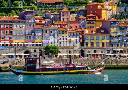 Die Ribeira Viertel von Porto, mit einem traditionellen Ausflug Barge (Barco de rabelo) Stockfoto