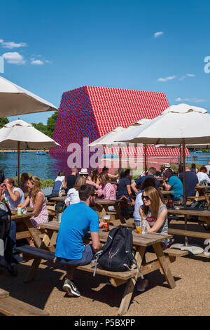 London Mastaba temporäre Skulptur von Christo und Jeanne Claude auf Serpentine Stockfoto