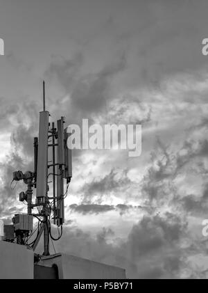 Antenne GSM-Sender auf dem Dach des Gebäudes. Close Up. Schwarz und Weiß Stockfoto