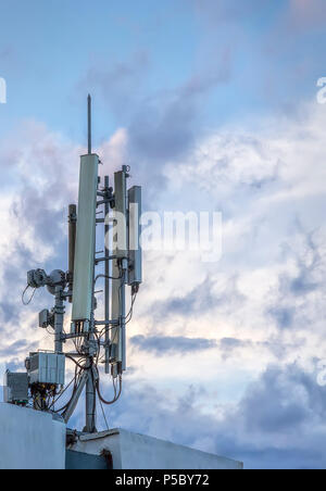 Antenne GSM-Sender auf dem Dach des Gebäudes. Nahaufnahme Stockfoto