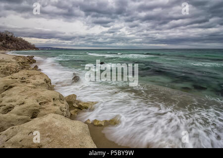 Schöne felsige Küste Blick über eine ruhige Bewölkter Tag Stockfoto