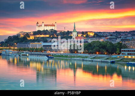 Bratislava. Stadtbild Bild von Bratislava, Hauptstadt der Slowakei während des Sonnenuntergangs. Stockfoto