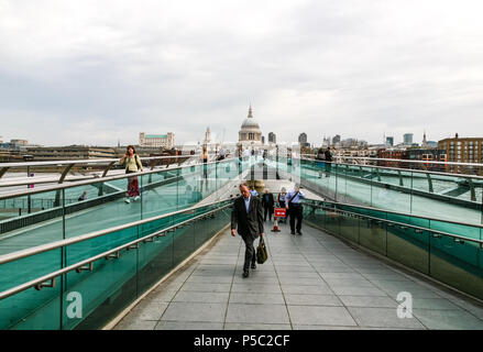 Pendler die Londoner Millennium Suspension Fußgängerbrücke (Millennium Bridge oder wackelige Brücke), London, England. Stockfoto