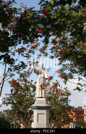 Statue von Pater Theobald Mathew (der Apostel der Enthaltsamkeit) in die O'Connell Street von Mary Redmond Erstellt 1893, Dublin, Irland eingeweiht. Stockfoto