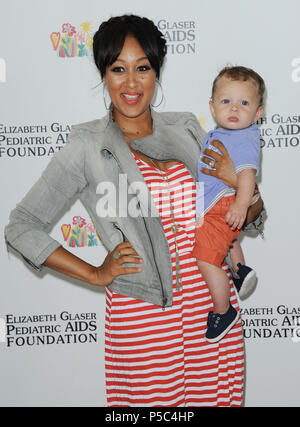 Tamera Mowry und Sohn Aden John housley anreisen, die 2013 eine Zeit für Helden im Century Park in Los Angeles. Elizabeth Glaser Pedriatic Aids-Stiftung Tamera Mowry und Sohn Aden John housley 114 - - - - - - - - - - - - - Red Carpet Event, Vertikal, USA, Filmindustrie, Prominente, Fotografie, Bestof, Kunst, Kultur und Unterhaltung, Topix Prominente Fashion/Vertikal, Besten, Event in Hollywood Leben - Kalifornien, Roter Teppich und backstage, USA, Film, Stars, Film Stars, TV Stars, Musik, Promis, Fotografie, Bestof, Kunst, Kultur und Unterhaltung, Topix, Vertikal, fami Stockfoto