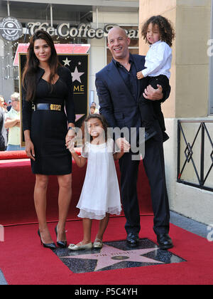 Vin Diesel, Paloma Jimenez und Kinder an der Zeremonie zu Ehren mit einem Star Vin Diesel auf dem Hollywood Walk of Fame in Los Angeles. Vin Diesel, Paloma Jimenez und Kinder 026 - - - - - - - - - - - - - Red Carpet Event, Vertikal, USA, Filmindustrie, Prominente, Fotografie, Bestof, Kunst, Kultur und Unterhaltung, Topix Prominente Fashion/Vertikal, Besten, Event in Hollywood Leben - Kalifornien, Roter Teppich und backstage, USA, Film, Stars, Film Stars, TV Stars, Musik, Promis, Fotografie, Bestof, Kunst, Kultur und Unterhaltung, Topix, Vertikal, Familie aus aus t Stockfoto