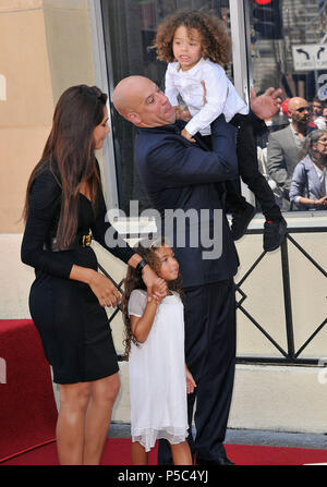 Vin Diesel, Paloma Jimenez und Kinder an der Zeremonie zu Ehren mit einem Star Vin Diesel auf dem Hollywood Walk of Fame in Los Angeles. Vin Diesel, Paloma Jimenez und Kinder 027 - - - - - - - - - - - - - Red Carpet Event, Vertikal, USA, Filmindustrie, Prominente, Fotografie, Bestof, Kunst, Kultur und Unterhaltung, Topix Prominente Fashion/Vertikal, Besten, Event in Hollywood Leben - Kalifornien, Roter Teppich und backstage, USA, Film, Stars, Film Stars, TV Stars, Musik, Promis, Fotografie, Bestof, Kunst, Kultur und Unterhaltung, Topix, Vertikal, Familie aus aus t Stockfoto