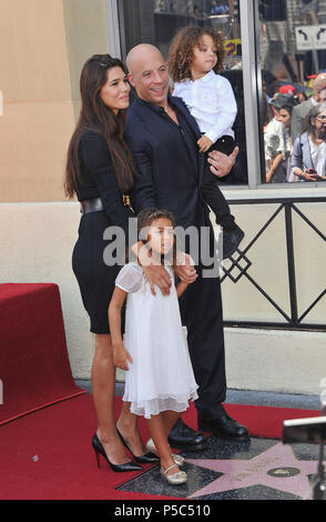Vin Diesel, Paloma Jimenez und Kinder an der Zeremonie zu Ehren mit einem Star Vin Diesel auf dem Hollywood Walk of Fame in Los Angeles. Vin Diesel, Paloma Jimenez und Kinder 030 - - - - - - - - - - - - - Red Carpet Event, Vertikal, USA, Filmindustrie, Prominente, Fotografie, Bestof, Kunst, Kultur und Unterhaltung, Topix Prominente Fashion/Vertikal, Besten, Event in Hollywood Leben - Kalifornien, Roter Teppich und backstage, USA, Film, Stars, Film Stars, TV Stars, Musik, Promis, Fotografie, Bestof, Kunst, Kultur und Unterhaltung, Topix, Vertikal, Familie aus aus t Stockfoto