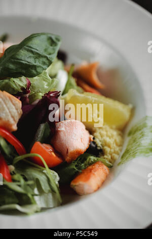 Gebackenen Lachs in warmen Salat. aus der Nähe essen Foto. Stockfoto