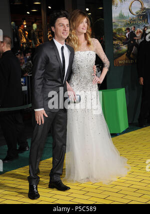 Zach Braff und Taylor Bagley067 um Oz Die große und starke Premiere am El Capitan Theatre in Los Angeles. Zach Braff und Taylor Bagley 067 - - - - - - - - - - - - - Red Carpet Event, Vertikal, USA, Filmindustrie, Prominente, Fotografie, Bestof, Kunst, Kultur und Unterhaltung, Topix Prominente Fashion/Vertikal, Besten, Event in Hollywood Leben - Kalifornien, Roter Teppich und backstage, USA, Film, Stars, Film Stars, TV Stars, Musik, Promis, Fotografie, Bestof, Kunst, Kultur und Unterhaltung, Topix, Vertikal, Familie von aus dem Jahr 2013, Anfrage tsuni @ Gamm Stockfoto