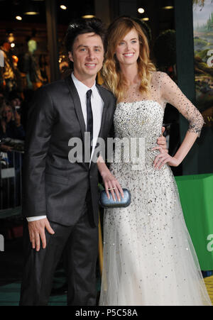 Zach Braff und Taylor Bagley068 an Oz Die große und starke Premiere am El Capitan Theatre in Los Angeles. Zach Braff und Taylor Bagley 068 - - - - - - - - - - - - - Red Carpet Event, Vertikal, USA, Filmindustrie, Prominente, Fotografie, Bestof, Kunst, Kultur und Unterhaltung, Topix Prominente Fashion/Vertikal, Besten, Event in Hollywood Leben - Kalifornien, Roter Teppich und backstage, USA, Film, Stars, Film Stars, TV Stars, Musik, Promis, Fotografie, Bestof, Kunst, Kultur und Unterhaltung, Topix, Vertikal, Familie von aus dem Jahr 2013, Anfrage tsuni @ Gamm Stockfoto