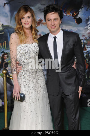 Zach Braff und Taylor Bagley070 auf Oz Die große und starke Premiere am El Capitan Theatre in Los Angeles. Zach Braff und Taylor Bagley 070 - - - - - - - - - - - - - Red Carpet Event, Vertikal, USA, Filmindustrie, Prominente, Fotografie, Bestof, Kunst, Kultur und Unterhaltung, Topix Prominente Fashion/Vertikal, Besten, Event in Hollywood Leben - Kalifornien, Roter Teppich und backstage, USA, Film, Stars, Film Stars, TV Stars, Musik, Promis, Fotografie, Bestof, Kunst, Kultur und Unterhaltung, Topix, Vertikal, Familie von aus dem Jahr 2013, Anfrage tsuni @ Gamm Stockfoto