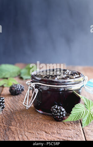 Hausgemachte Black konserviert in einem canning Glas Kaution Glas mit Deckel. Selektiver Fokus auf Jam. Stockfoto