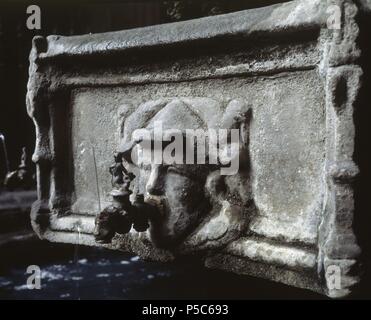 LA FUENTE DEL CLAUSTRO DE LA CATEDRAL DE BARCELONA DEL SIGLO XV CON LA ...
