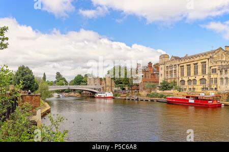 Blick auf die Altstadt von York Guildhall und Lendal Brücke. Boote werden von der Ufer und einem Fotografen Linien, eine ähnliche Schuß auf der in der Nähe von Bank günstig Stockfoto