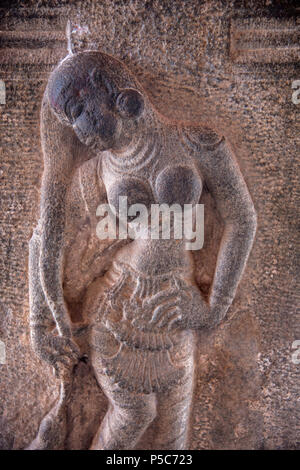 Geschnitzte Idol auf der Außenwand des Brihadishvara Tempel ein UNESCO-Weltkulturerbe, Thanjavur, Tamil Nadu, Indien Stockfoto