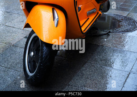 Istanbul, Türkei - 31. Dezember 2016: Details eines nassen orange Piaggio Vespa S in einer regnerischen Tag in Istanbul, Kadiköy. Stockfoto