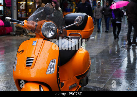 Istanbul, Türkei - 31. Dezember 2016: Details eines nassen orange Piaggio Vespa S in einer regnerischen Tag in Istanbul, Kadiköy. Stockfoto