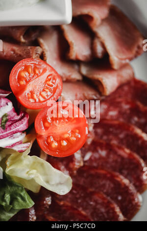 Wurst und Gemüse auf dem Teller. Close up essen Foto. Stockfoto