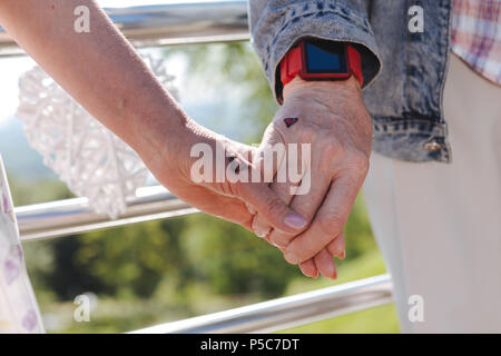 Nahaufnahme von Händen zusammengehalten Stockfoto