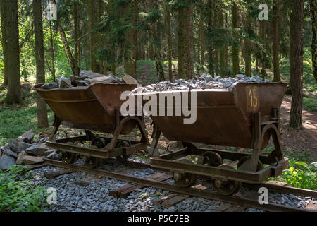 Bergbau Warenkorb mit Steinen. Alte und verlassene Bergbau Warenkorb im Wald. Stockfoto