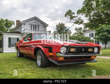 DEARBORN, MI/USA - 16. JUNI 2018: A 1972 Ford Mustang Mach1 Auto am Henry Ford (THF) Motor Muster Auto Show, am Greenfield Village statt. Stockfoto