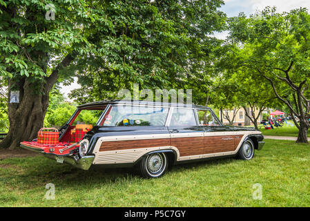 DEARBORN, MI/USA - 16. JUNI 2018: A 1962 Ford Galaxie Country Squire Auto und Heckklappe Party im Henry Ford (THF) Motor Muster Auto zeigen. Stockfoto