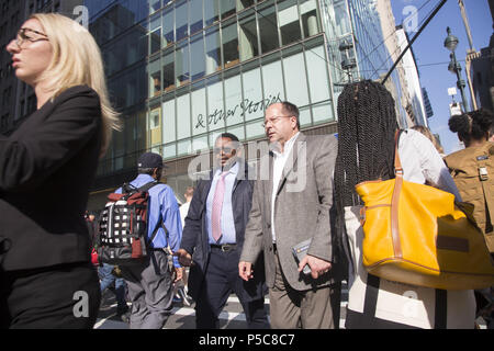 Abendliche rush hour an der 42nd Street in Manhattan, New York City. Stockfoto