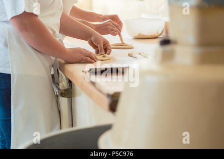 Close-up auf der Baker in die Brezel Bäckerei Brot Stockfoto