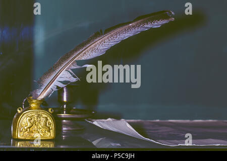 Feder und Tinte Flasche Zubehör für Schreiben, getönten Bild Stockfoto