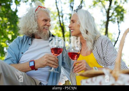 Glücklich im Alter von Paar feiert Jubiläum Stockfoto