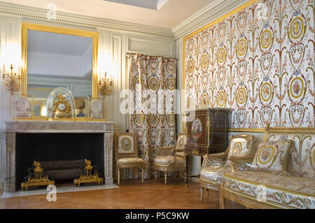 N/A. Français: Château de Versailles - Schränke intérieurs de la Reine - Cabinet du Billard de Marie-Antoinette Zurückerstattung des soieries: lampas à fond Satin" en Velouté et Soie nuée", broché En Soie et Chenille sur fond blanc, décoré de fleurs, de rinceaux coloriés et de sechs médaillons rapportés au Motif Nummern als. Cette étoffe, dessinée Jacques tissée Gondoin, Avait été à l'origine en 1779 pour le Meuble d'hiver du Cabinet intérieur de Marie-Antoinette à Versailles. Englisch: Schloss Versailles - Petit appartement de la Reine - billardraum von Marie-Antoinette Lampas brokatartige mit Seide Stockfoto