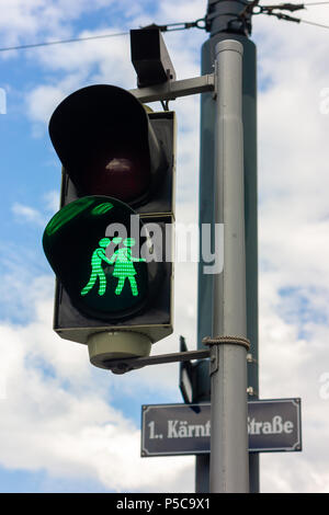 Niedlich, grüne Fußgängerampel mit ein Paar in Wien, Österreich. Street Sign im Hintergrund liest: 1. Kärntner Straße (Englisch: Kärntner Straße) Stockfoto