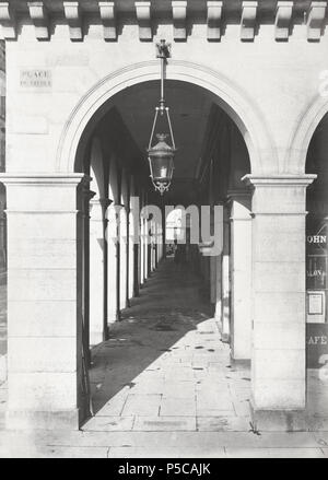 Lanterne suspendue (Rue de Rivoli) No. 15. Englisch: Auf der Suche nach Arcade mit Laterne aus gewölbten Wand am Eingang der Arcade ausgesetzt. Plakette an der Wand liest: Rue de Rivoli. 1878. N/A 327 Charles Marville, Lanterne suspendue, 1878 Stockfoto