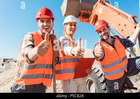 Bauarbeiter und Bauingenieur mit Daumen hoch Stockfoto