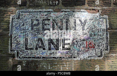 Das autogramm von Sir Paul McCartney (unten rechts) gesehen auf der Penny Lane Zeichen in Liverpool, nach seinem Auftritt auf der Fahrgemeinschaft Karaoke mit James Corden letzte Woche. Stockfoto