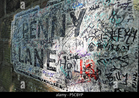 Das autogramm von Sir Paul McCartney (unten rechts) gesehen auf der Penny Lane Zeichen in Liverpool, nach seinem Auftritt auf der Fahrgemeinschaft Karaoke mit James Corden letzte Woche. Stockfoto