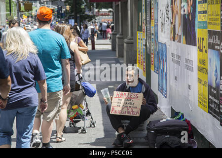 Obdachloser rfeaches heraus für Hilfe wie Leute von auf der 6. Avenue in Midtown Manhattan. Stockfoto