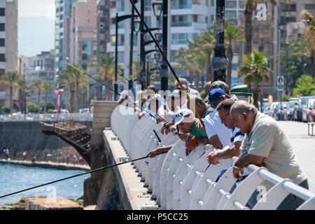 Männer angeln von der Corniche in Beirut, Libanon. Stockfoto